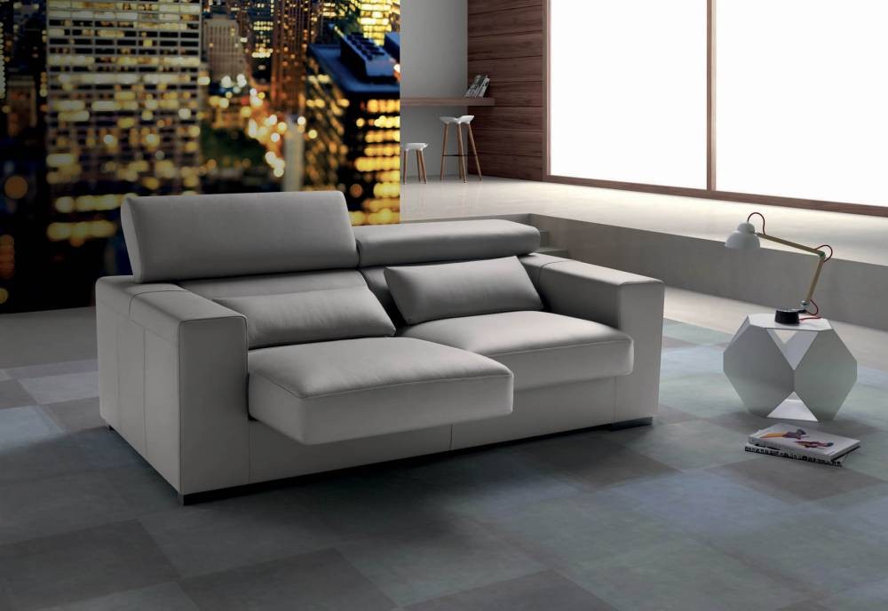 divano serie glint, collezione GLINT & FLARE, marchio samoa, sofà per salotto moderno, materiali e tessuti di qualità, con tavolino lampada da tavolo